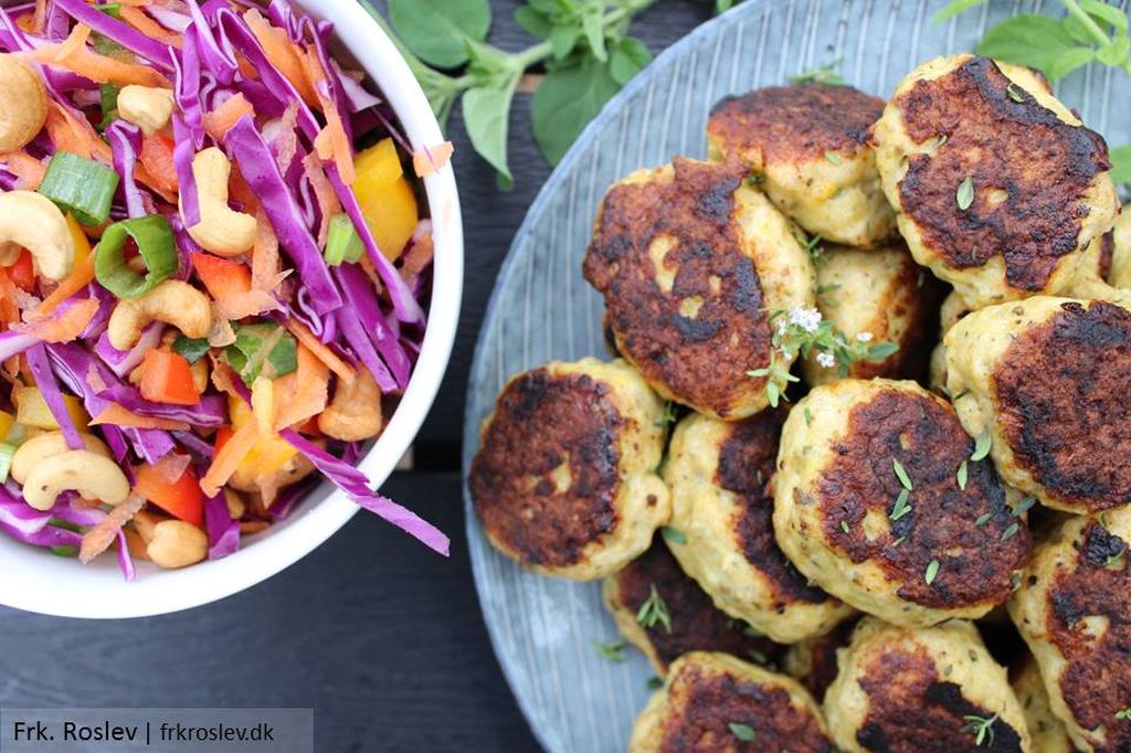 Italiensk inspireret kyllingefrikadeller med cashew-kål salat